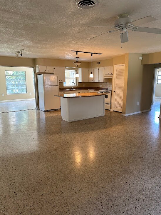 Building Photo - 1560 Elizabeth Ln