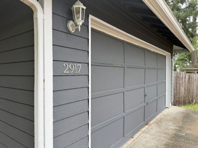 Building Photo - Spacious living with city access 3 bed 2 b...