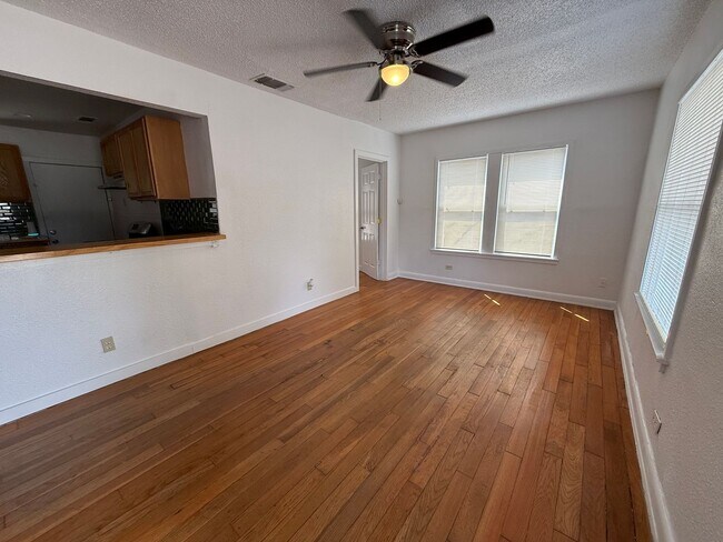 Foto del edificio - Charming 3BR Home w/ Hardwood Floors, Large Kitchen & Private Fenced Yard