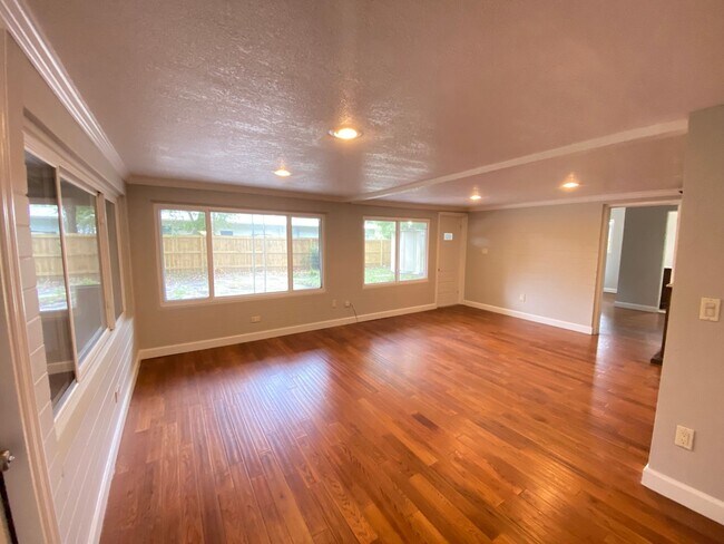 Foto del edificio - 3/2 single family home minutes from Lake E...