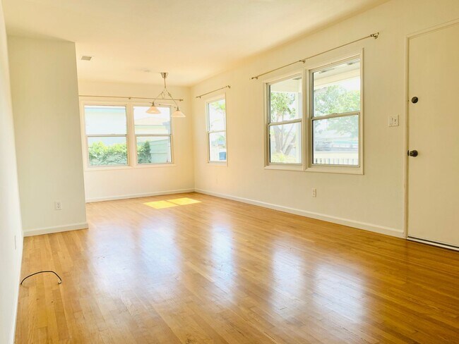 Foto del edificio - BEAUTIFUL 3BD/2BA HOME WITH A SPACIOUS BAC...