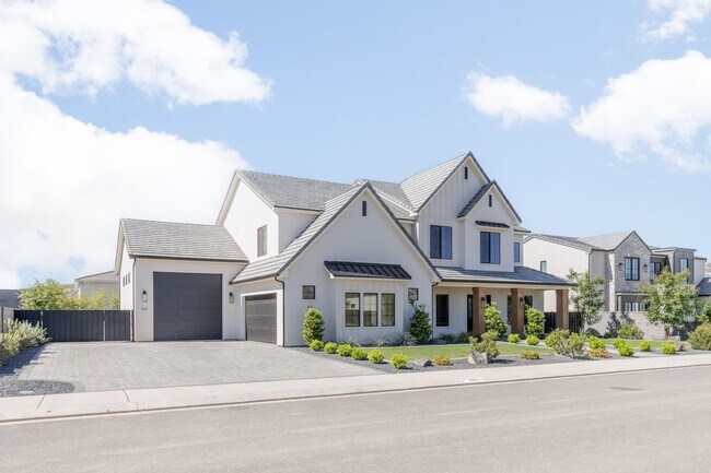 Foto del edificio - Gorgeous 5 bed | 3.5 bath |  Custom Home with RV Garage in Tonaquint!
