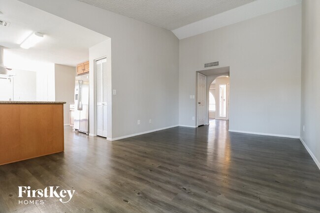 Building Photo - 6015 W Poinsettia Dr