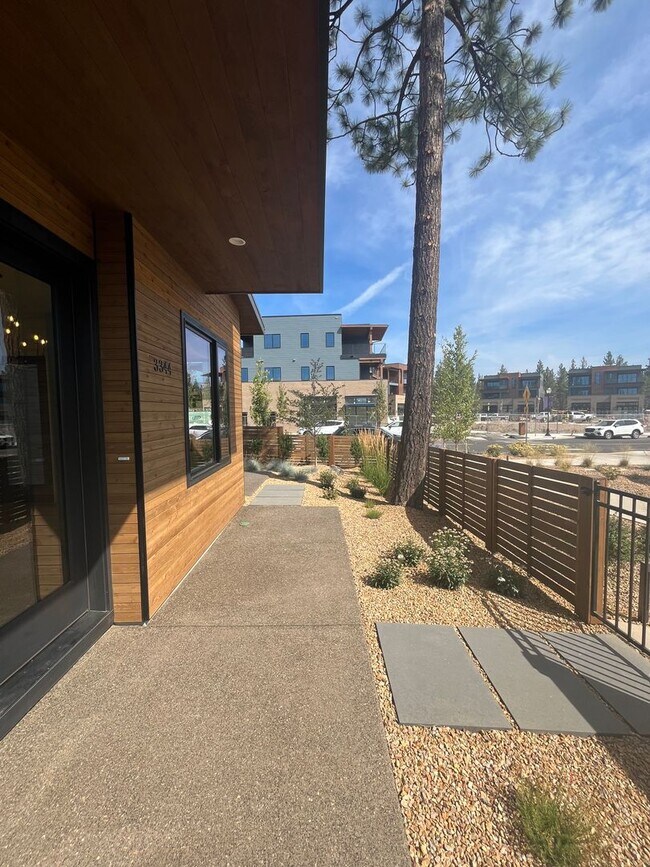 Foto del edificio - Like-New Townhome in the Gorgeous Terrane ...