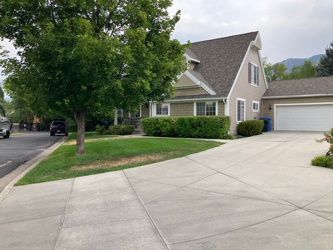 468 Cottage Ct