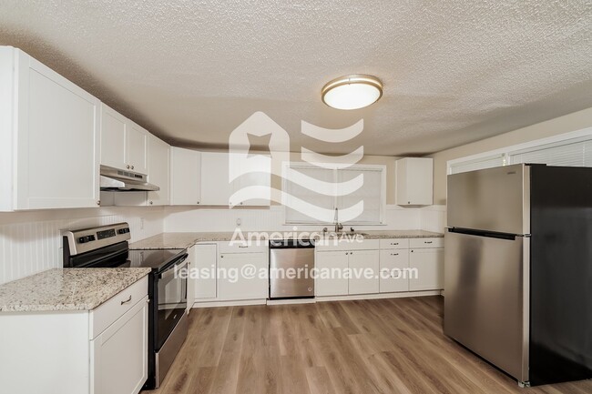 Building Photo - 487 6th Ave SW