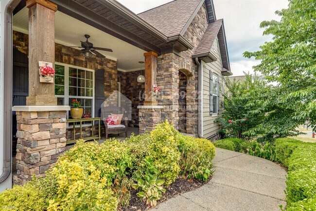 Building Photo - 5 br, 4 bath House - 4640 Sawmill Place -