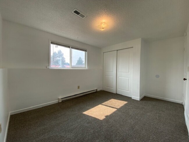 Building Photo - 1631 E Rowan Ave