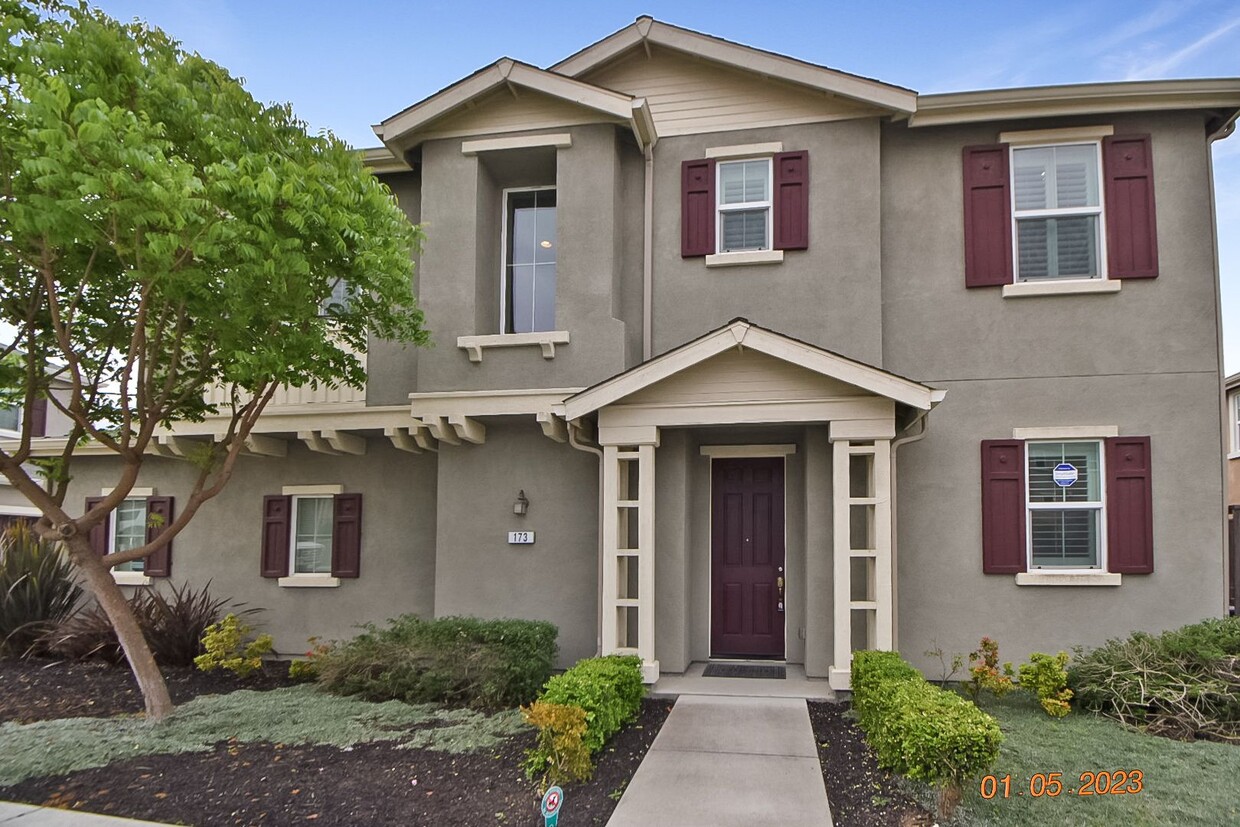 Foto principal - Super Clean and Updated Newer Home!