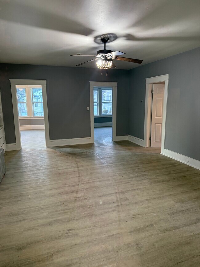 Foto del edificio - 552 S Main St