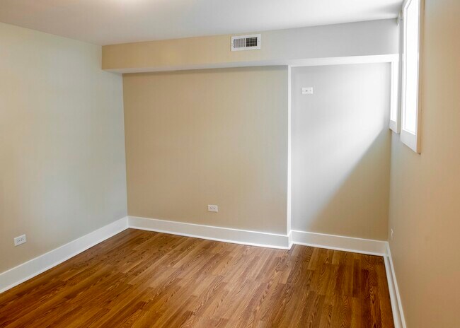Foto del edificio - 4317 South Prairie Avenue, Unit Garden Apa...