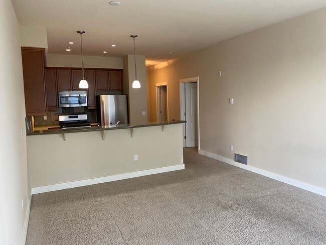 Building Photo - Modern Condo with Luxury Amenities Near Fe...