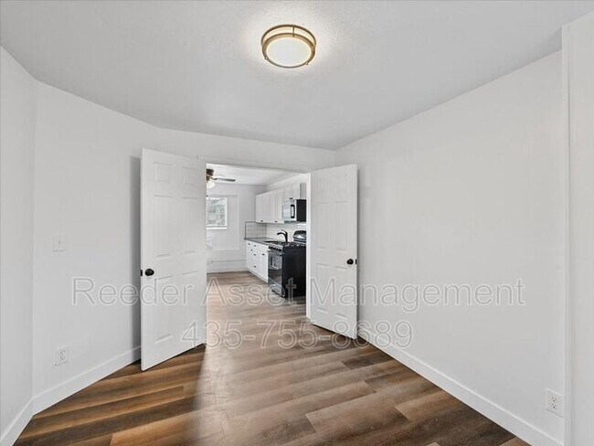 Building Photo - 715 E Parker Ln