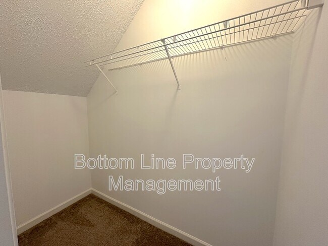 Foto del edificio - 5901 Hidden Meadow Ln