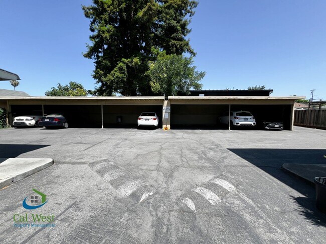 Building Photo - $1995 - Cozy 1/1 located near the Rose Garden
