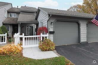 Building Photo - 442 Summerhaven Dr N