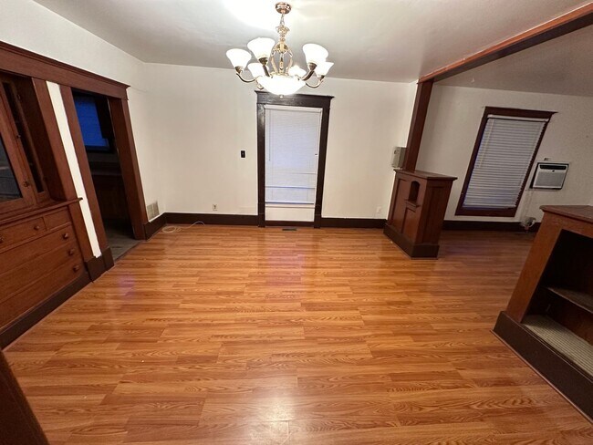 Building Photo - $950 - 3 bed 1 bath - Single Family Home