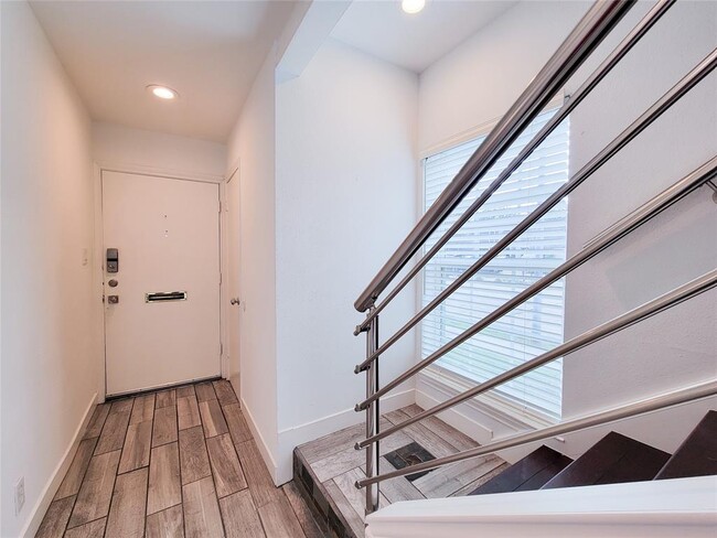 Building Photo - 6350 Chevy Chase Dr