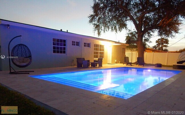 Building Photo - 835 NE 174th St