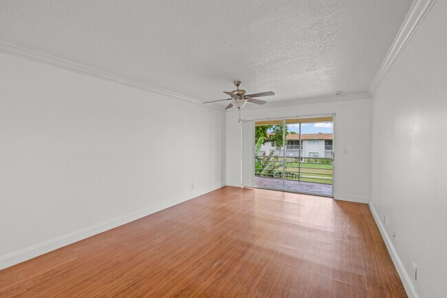 Foto del edificio - 9911 Sandalfoot Blvd