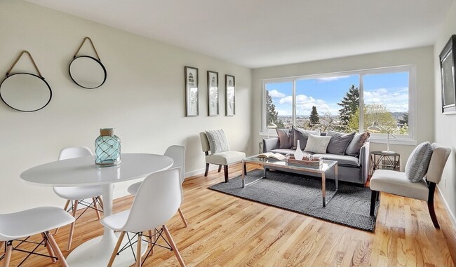 ¡Bienvenido a casa! - 4253 Palatine Ave N