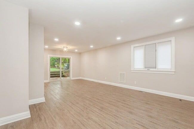 Building Photo - 118 Parkview Ave