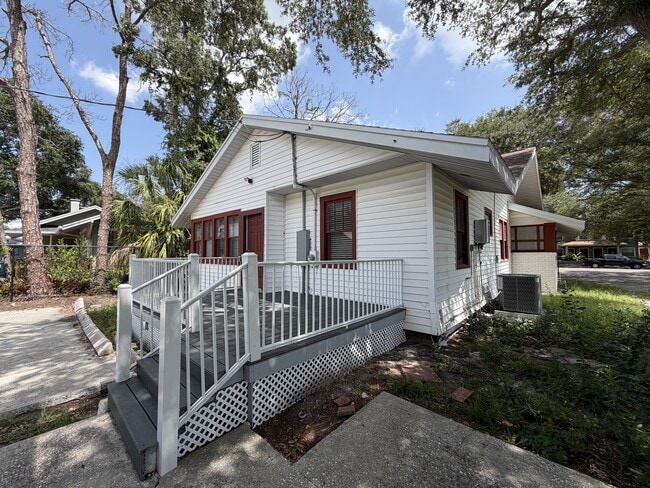 Building Photo - 2 Bed/1.5 Bath