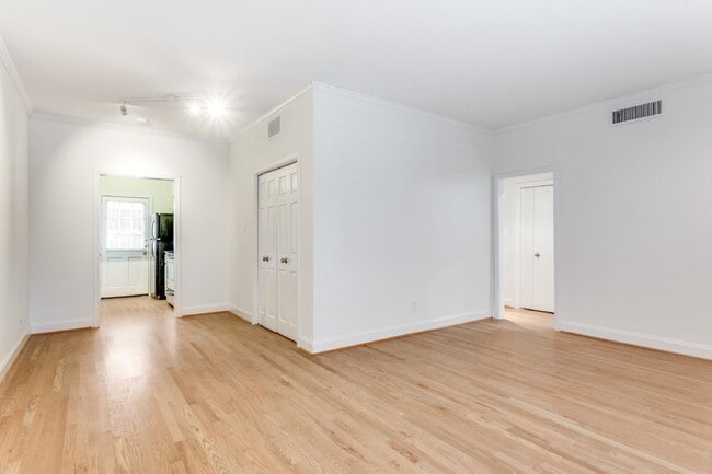 Building Photo - Royal Orleans 1-Bed Condo Retreat in Tanglewood