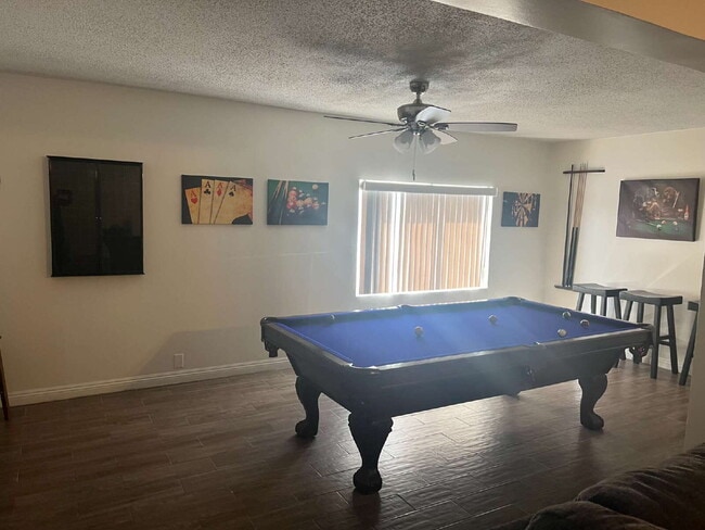 Foto del edificio - 5 bedroom home with a pool!