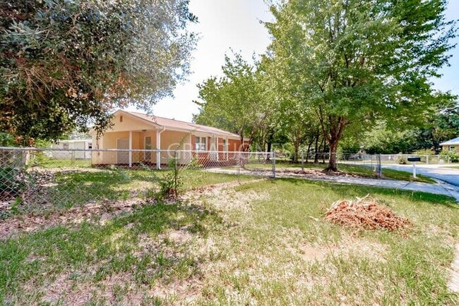 Building Photo - 102 Mockingbird Ln