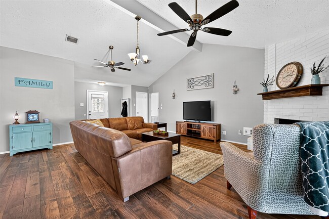 Building Photo - 930 Holly Hall Dr