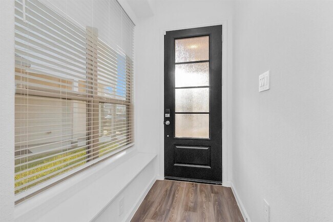 Foto del edificio - 677 Royal Arch Dr