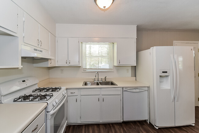 Foto del edificio - Spacious 4BR 2BA split-level home