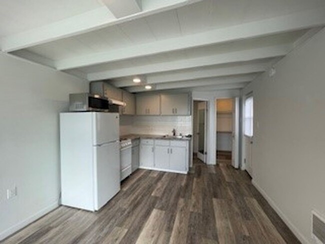Foto del edificio - Just Reduced RENT Charming studio located ...