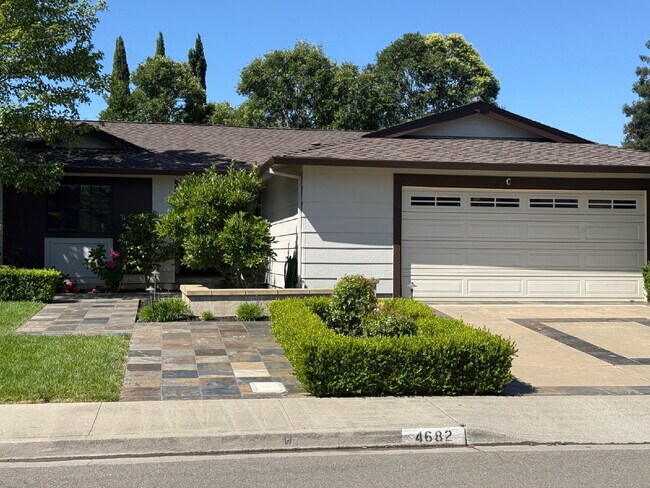 Foto del edificio - Stunning Fully Remodeled 4-Bedroom 2 Bathroom Home with Designer Kitchen & Spacious Open Layout i...