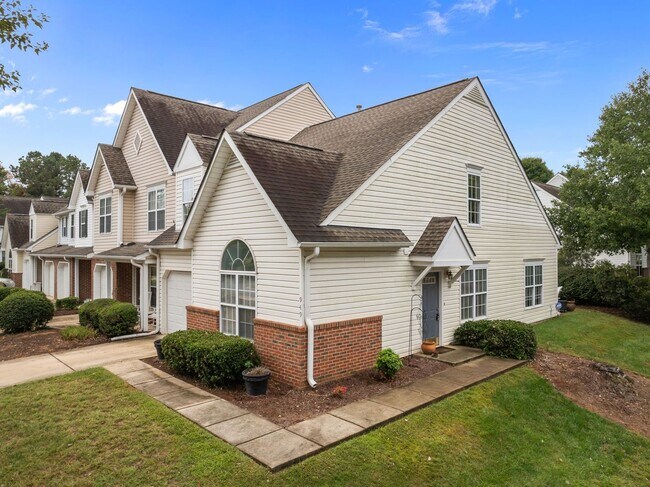 Building Photo - Stunning Townhome for Rent in Whitsett!