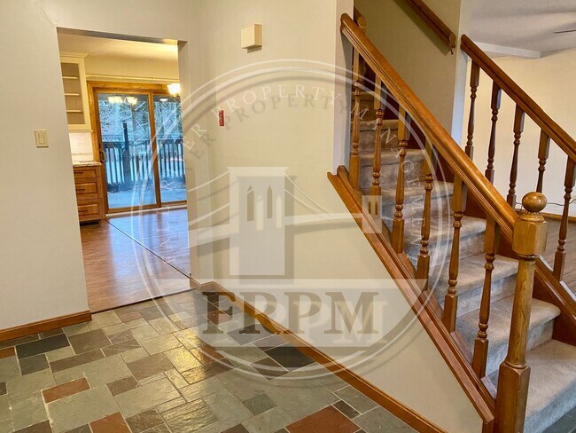 Building Photo - {16 Hattie Brown Lane, Bristol, RI} 4 bedr...