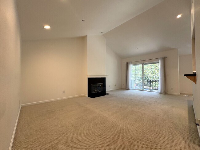 Building Photo - Spacious One Bedroom in Downtown Menlo Park