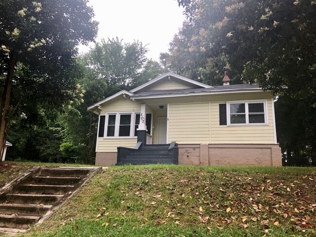 Photo - **MOVE-IN Special $500 off the 1st full month's rent with lease signed by 12/10/25** House