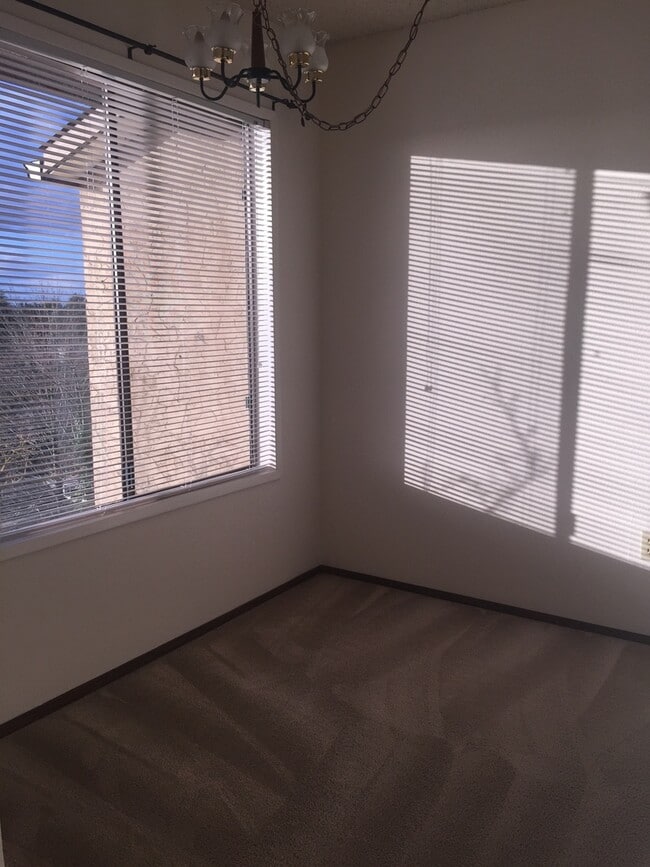 Building Photo - Clean Top Floor 1BR 1BA Condo with Wood Burning Fireplace