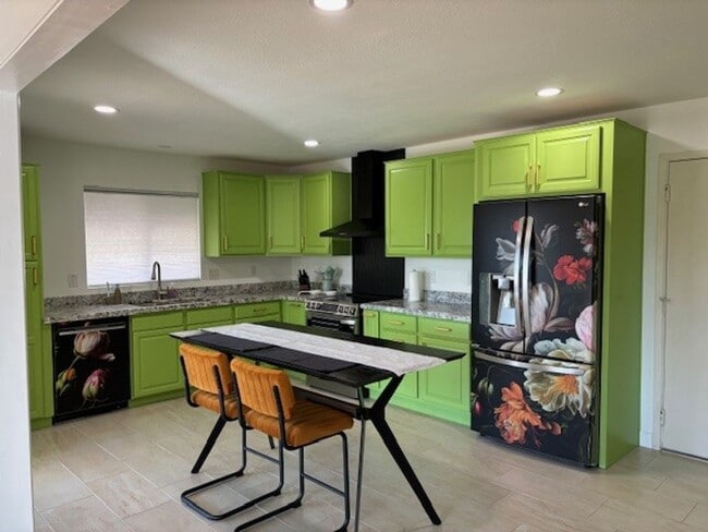 Building Photo - Welcome to this charming 2 bedroom, 2 bath...