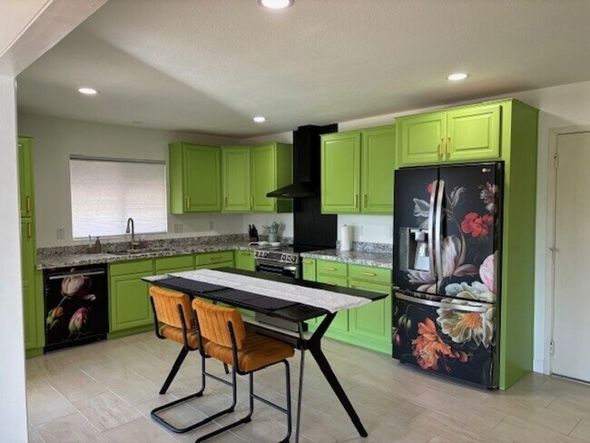 Foto del edificio - Welcome to this charming 2 bedroom, 2 bath...