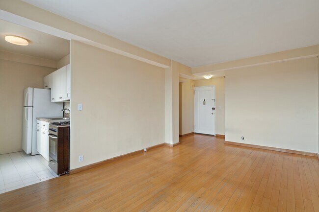 Building Photo - Penthouse Living w/City Skyline Views!