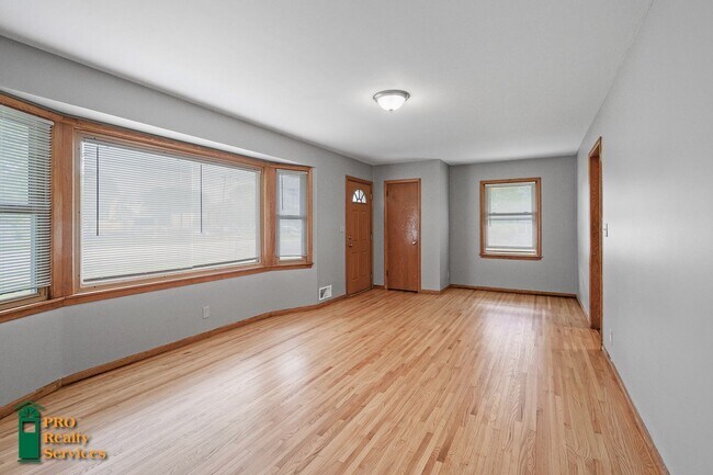 Building Photo - 3 Bedroom Home **Half Off August's Rent wi...