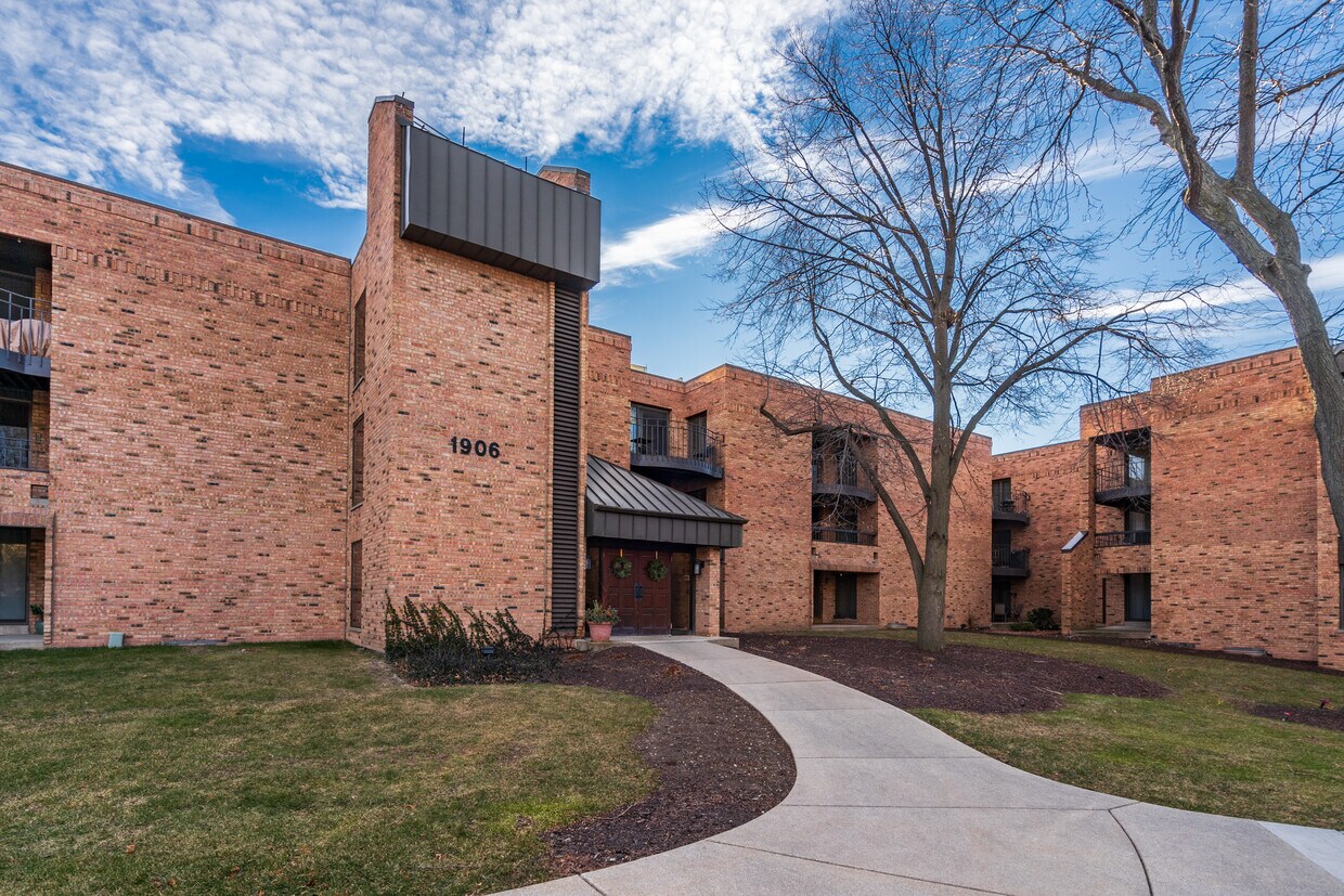 Front Entrance - 1906 E Shorewood Blvd