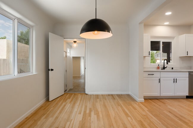 Building Photo - 205 Richmond Dr SE