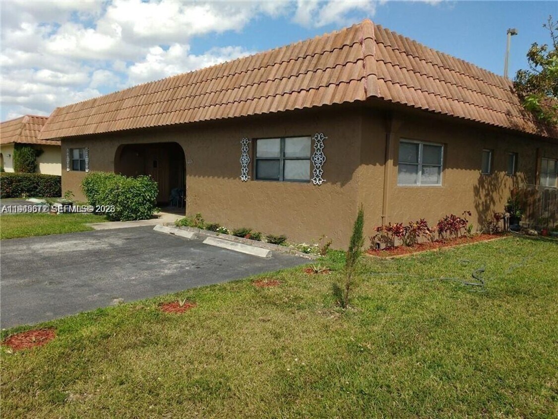 Foto del edificio - 7006-7008 NW 78th Ave