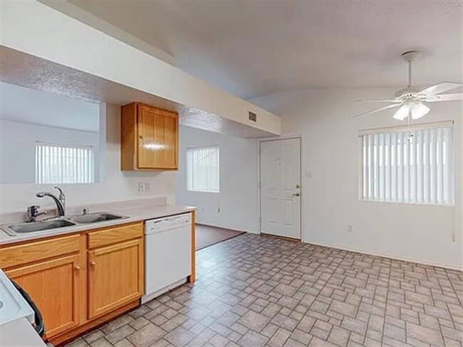 Building Photo - Perfect home