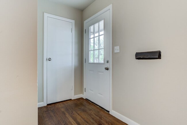 Building Photo - Newly Renovated Home in the Medical District!