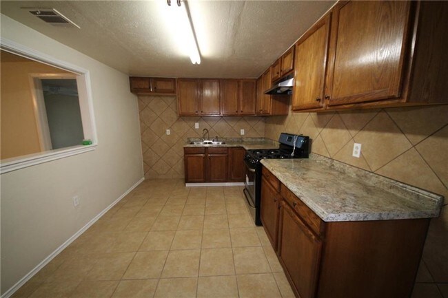 Building Photo - 2323 Santa Rosa St